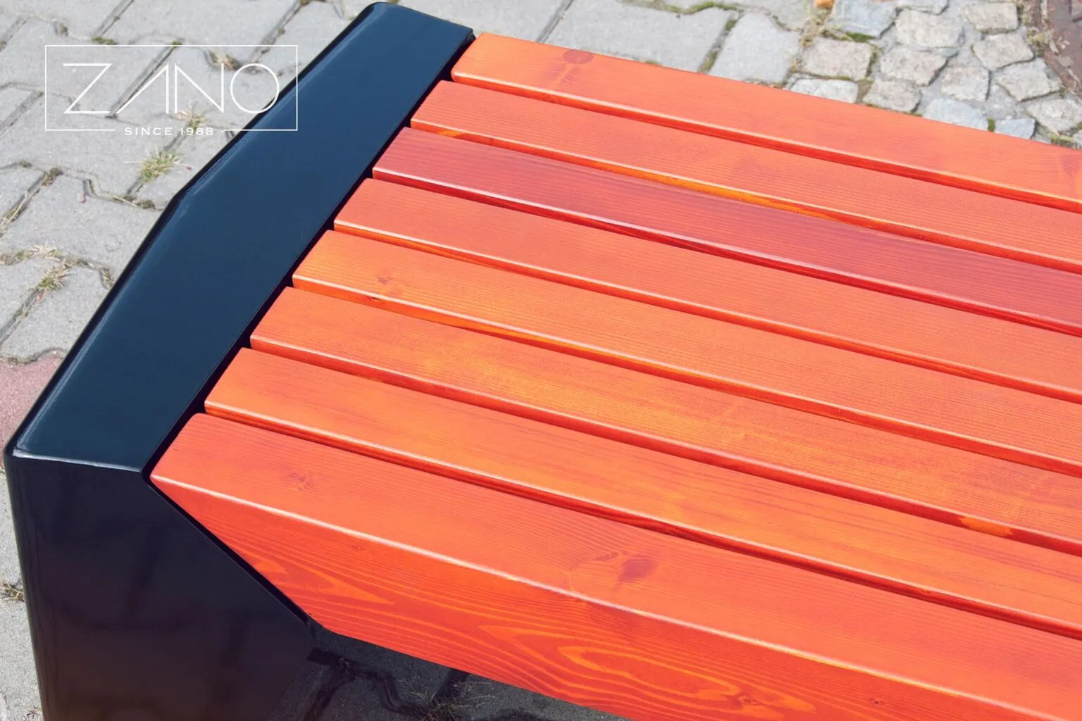 pilsētas solis ar tērauda konstrukciju un koka sēdvietu