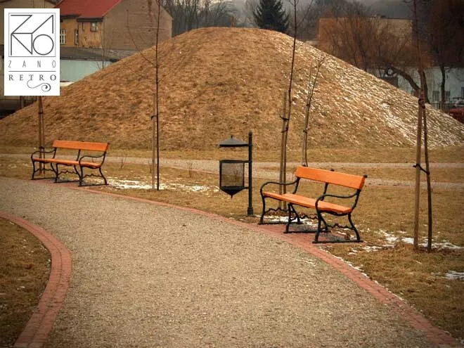atkritumu tvertnes un parka un zaļo zonu soliņi
