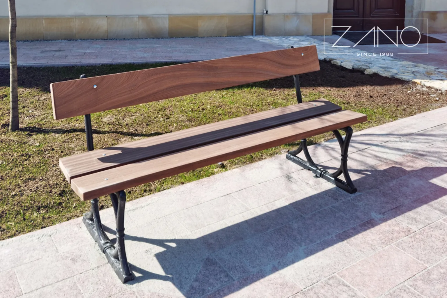 Retro stilā veidota pilsētas sola, kas izgatavota no čuguna un lakota koka