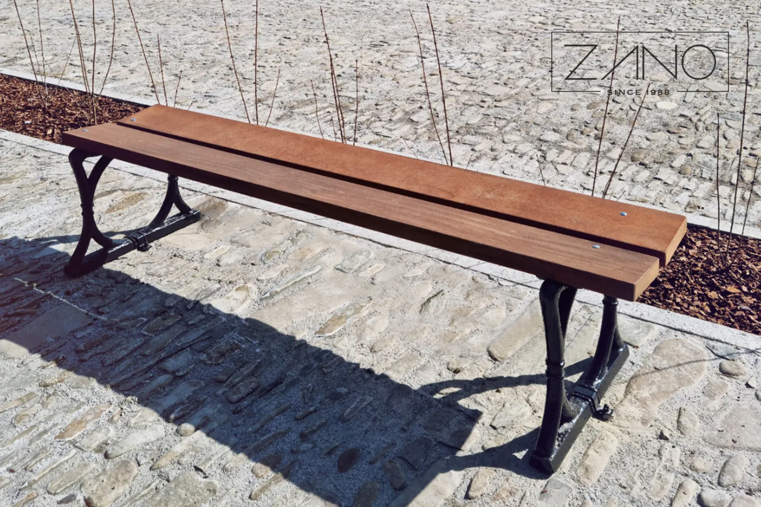 Retro čuguna sols ar koka sēdvietu, kas aizsargāta ar laku