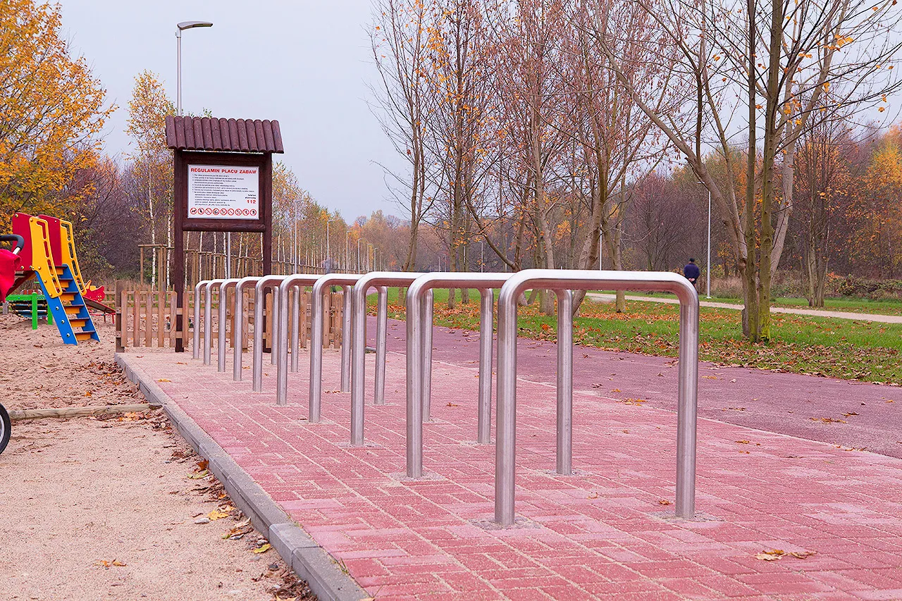 Minimālisma stilā veidots velosipēdu statīvs no nerūsējošā tērauda