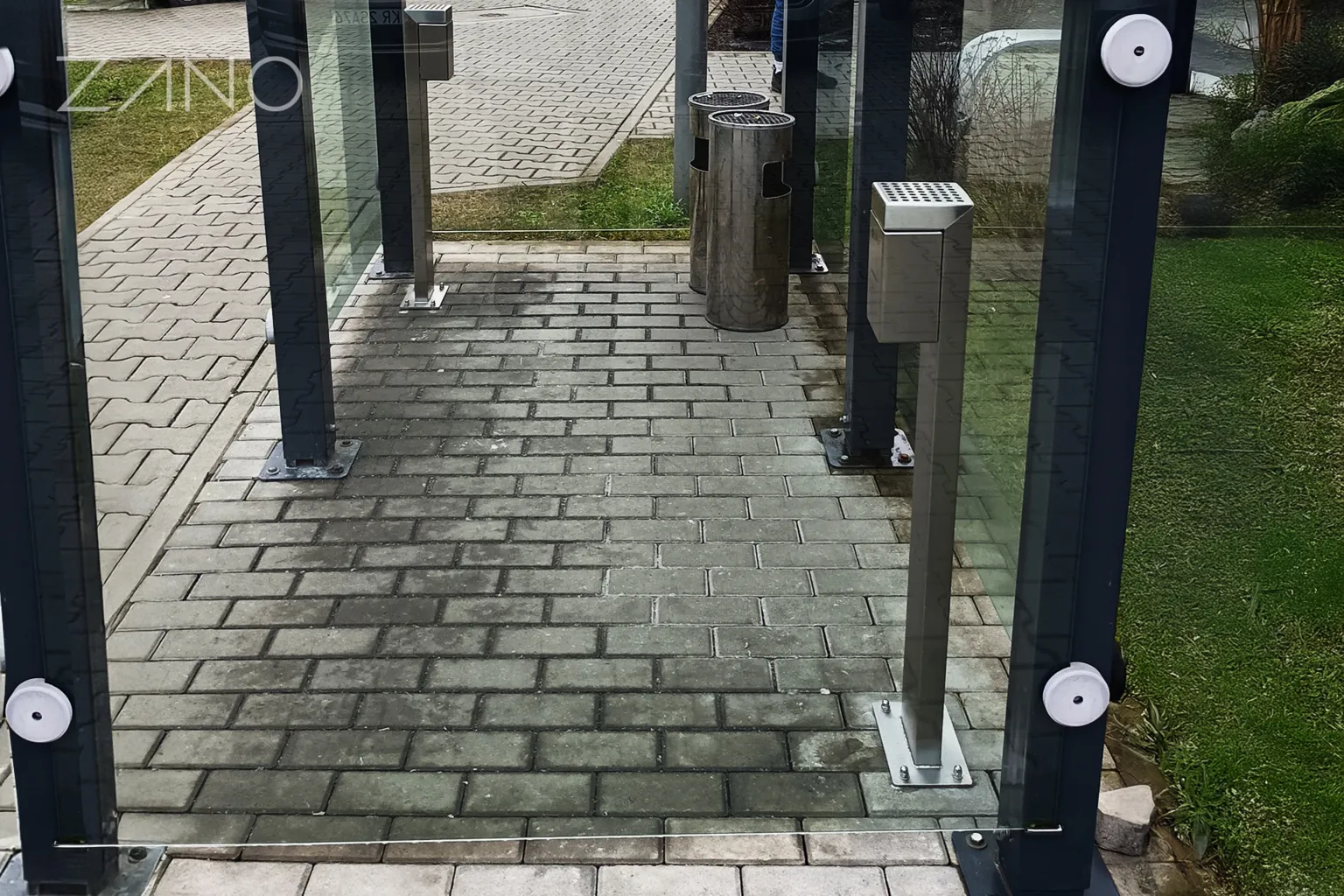 Āra pelnu trauks, kas stāv uz grīdas un tiek pieskrūvēts pie pamatnes