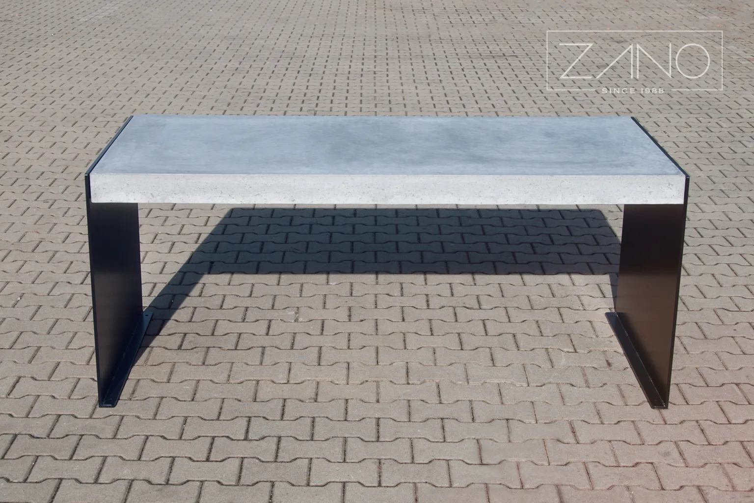 Galds ar betona countertop