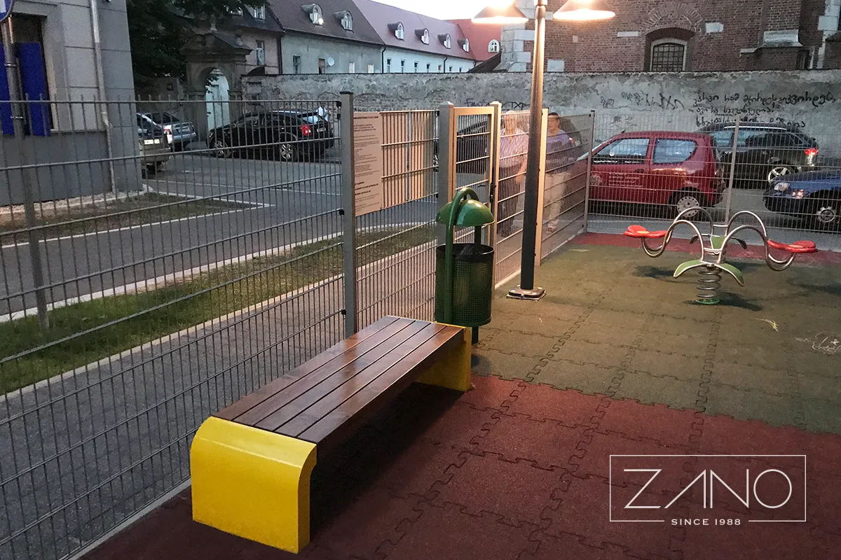 Rotaļu laukuma aprīkojums. Tērauda un koka pilsētas mēbeles