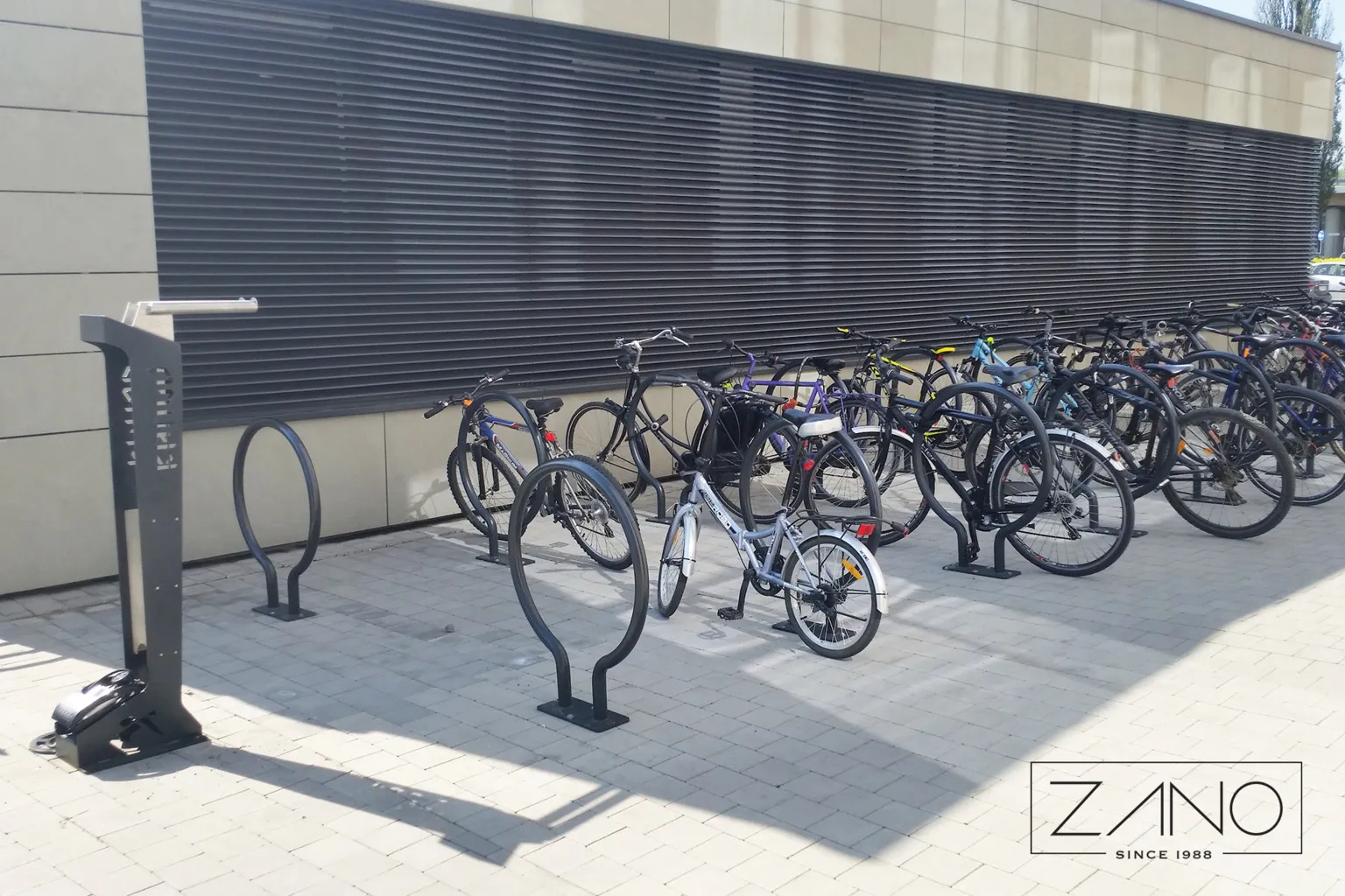 Velosipēdu statīvi biroju centrā, izgatavoti no oglekļa tērauda, kas nokrāsots RAL 9005 krāsā