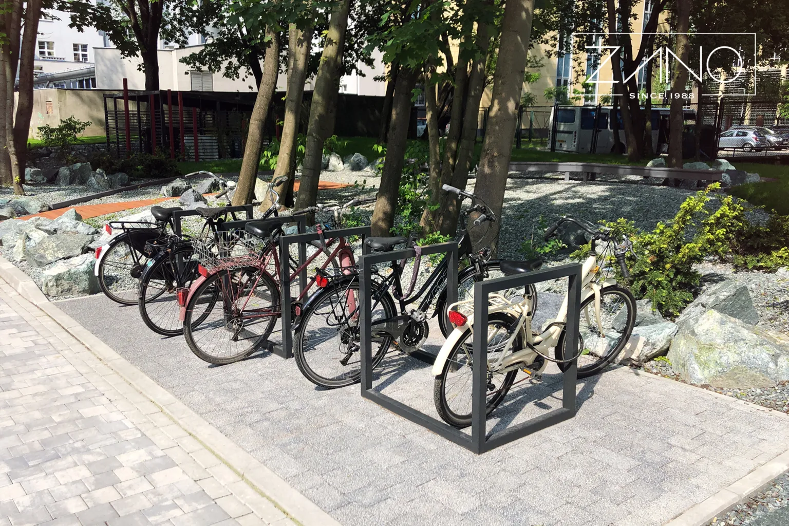 Liels tērauda velosipēdu statīvs, lai ērti piesprādzētu velosipēdu