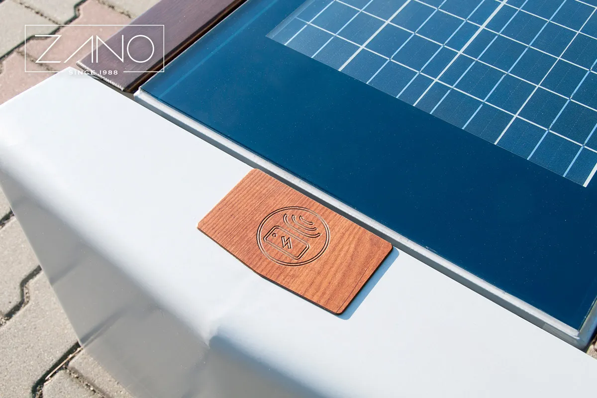 Pilsētas saules enerģijas sols RAL 9006 krāsā ar egles koka detaļām, kas nokrāsotas riekstkoka krāsā