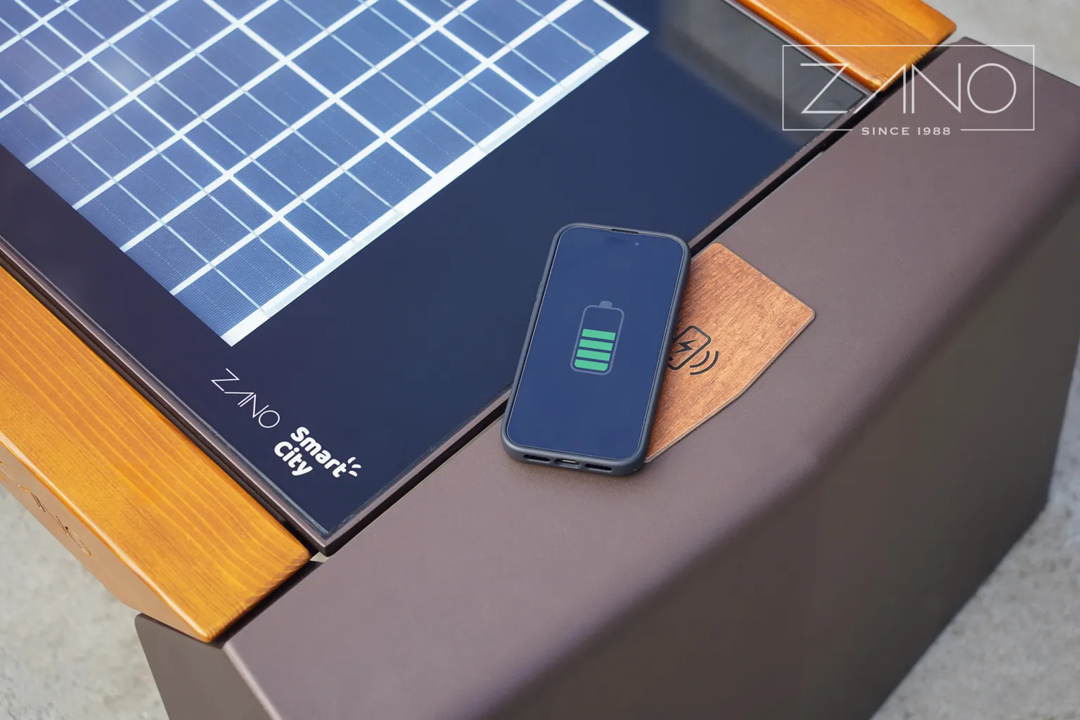 Soliņš ar indukcijas lādētāju tālruņu un mobilo ierīču uzlādēšanai