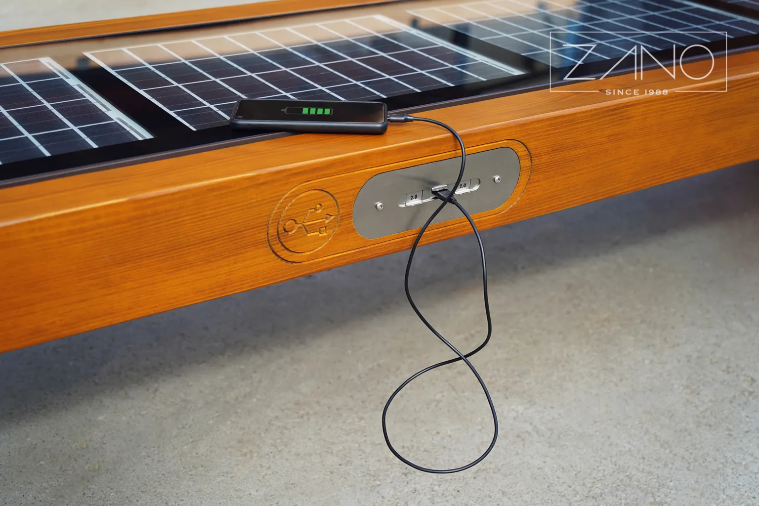 Multimediju pilsētas solis ar USB pieslēgumu un saules bateriju paneļiem