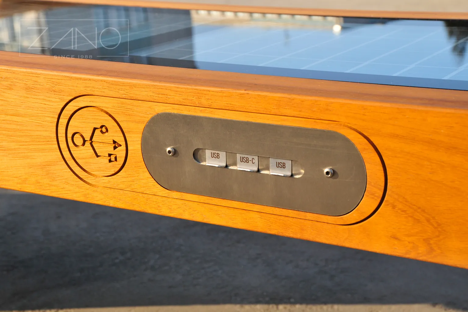 Saules enerģijas solis ar USB ātrās uzlādes paneli