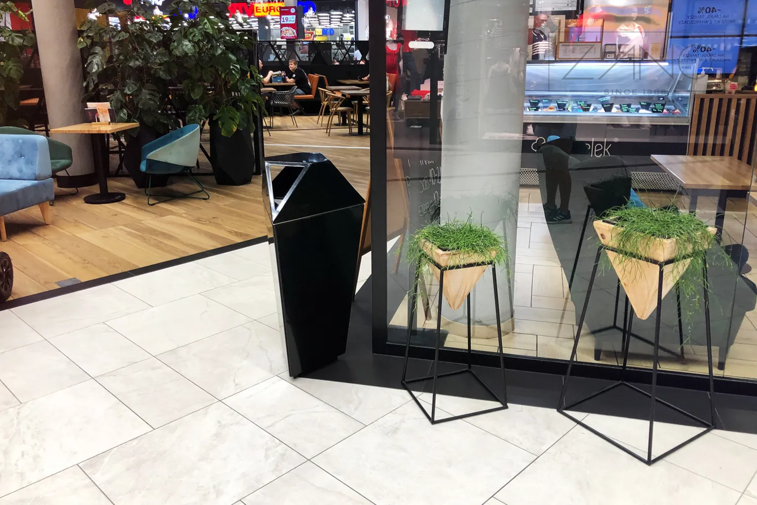 mūsdienīga atkritumu tvertne tirdzniecības centrā