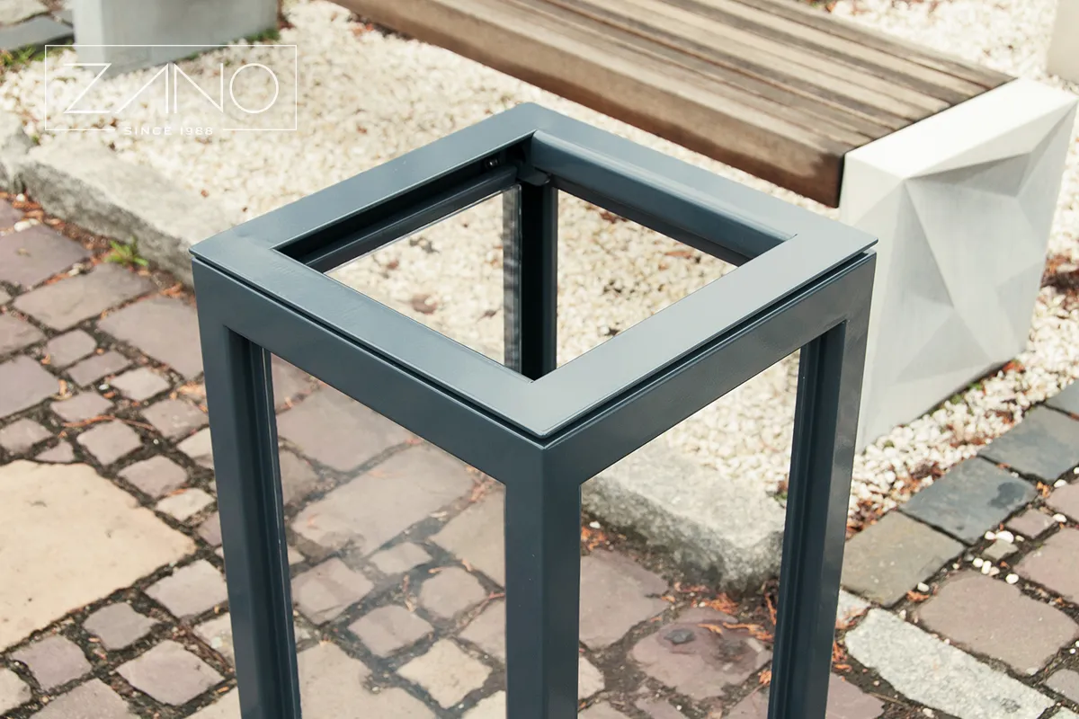 Altus caurspīdīgā ielu atkritumu tvertne — oglekļa tērauds un plexiglass.