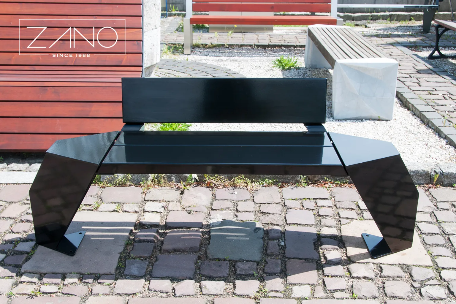 Pilsētas solis, izgatavots no oglekļa tērauda, nokrāsots RAL 9005 krāsā