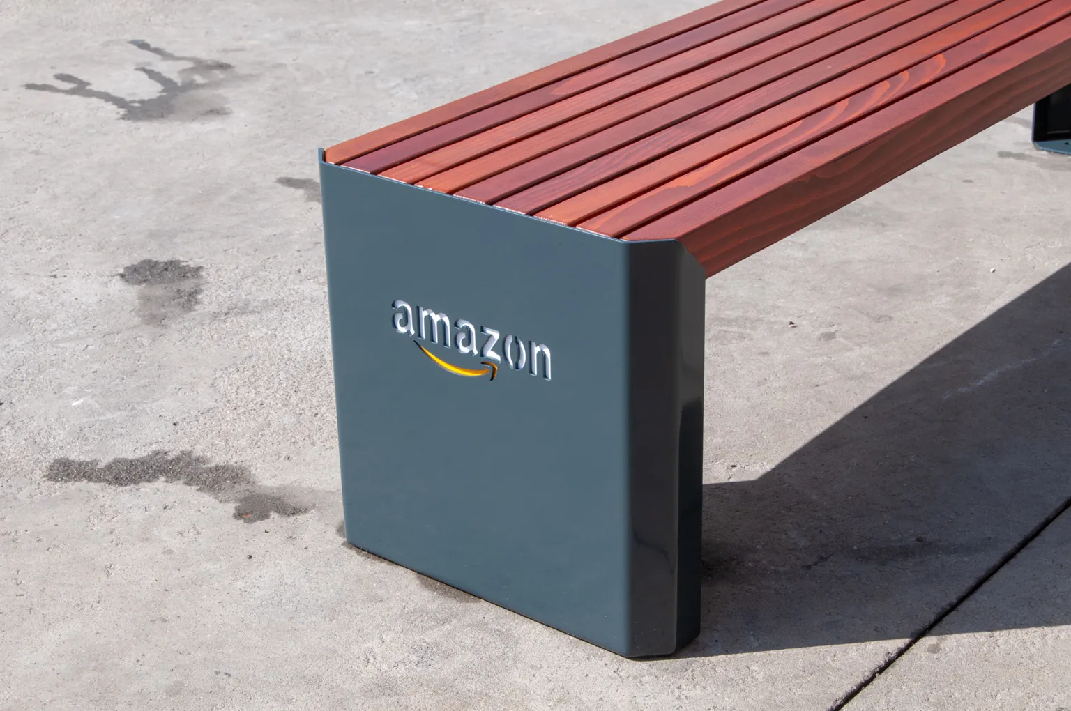 Amazon logotips, izgriezts no tērauda