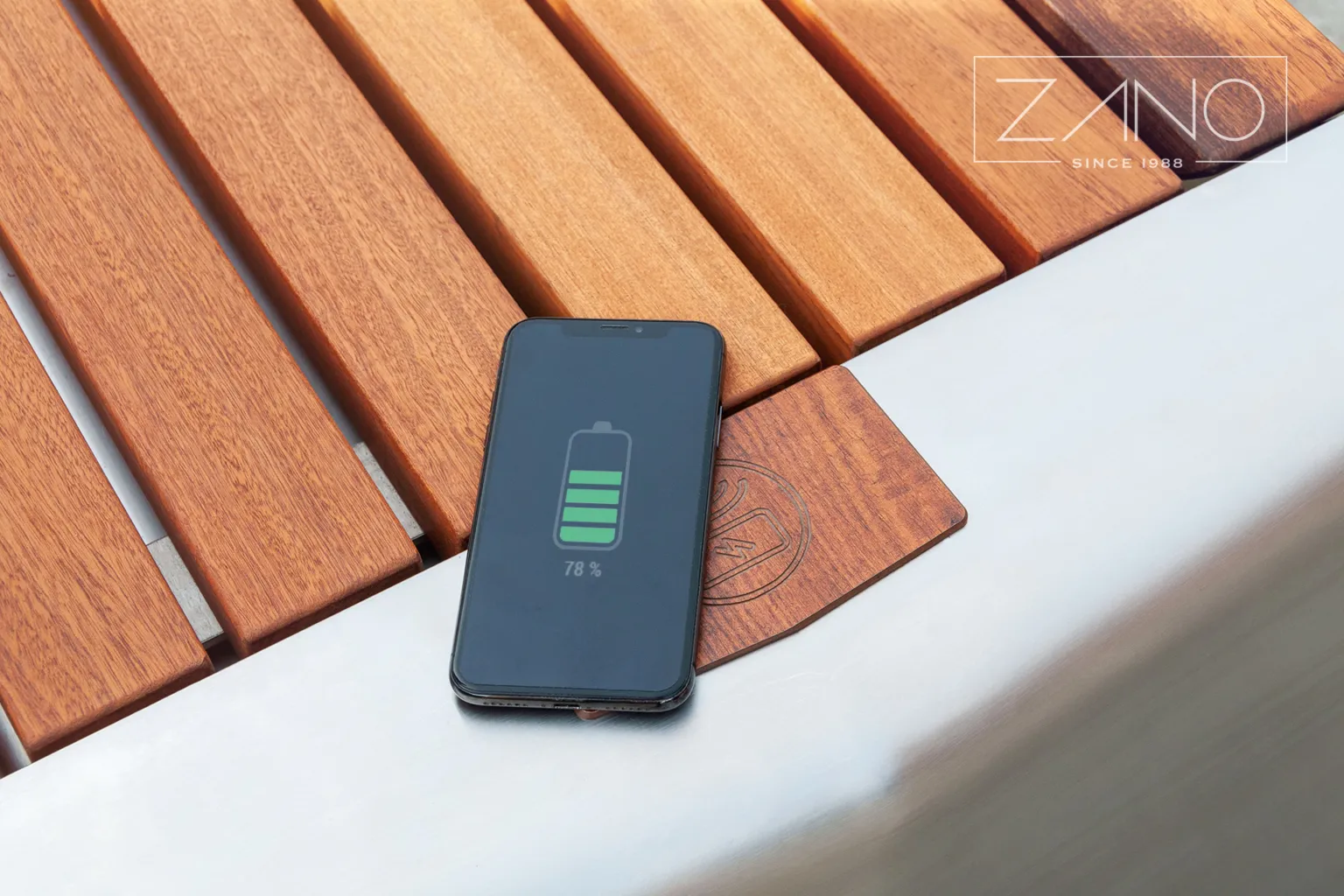 Tālruņa indukcijas uzlāde uz sols