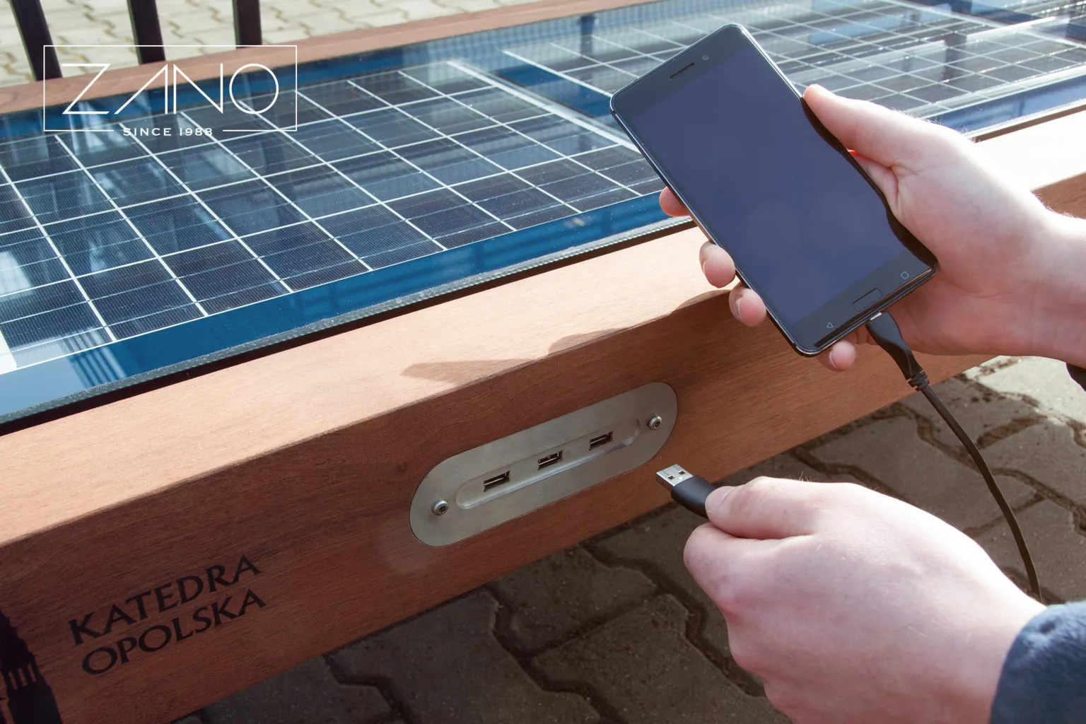 Pilsētas solis ar USB uzlādes pieslēgvietām tālruņiem