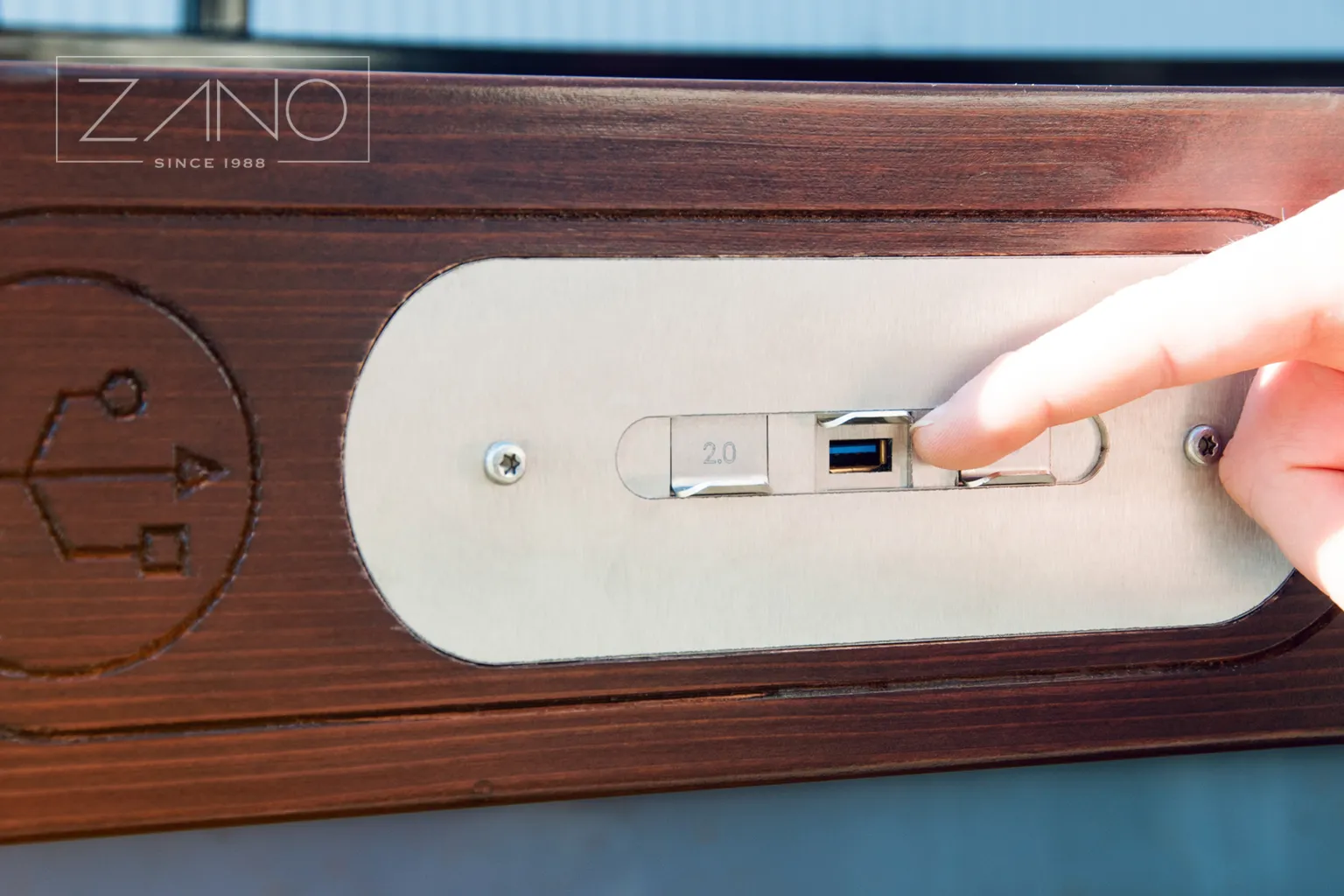 Vienkārša un ātra viedtālruņa uzlādēšana, izmantojot USB savienojumu saules enerģijas solā