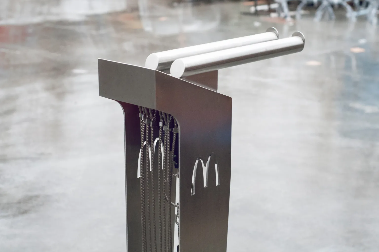 Kangu degvielas uzpildes stacija ar „McDonald's“ logotipu