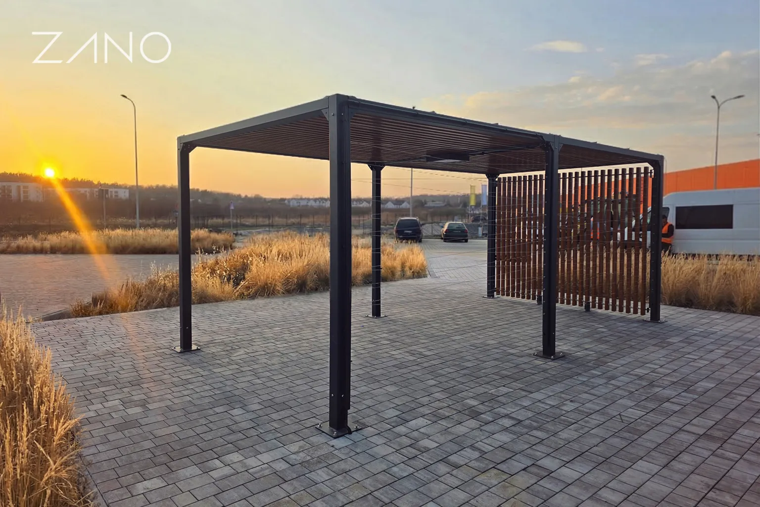 Tērauda pergola ar koka dēļiem un auklām krūmiem