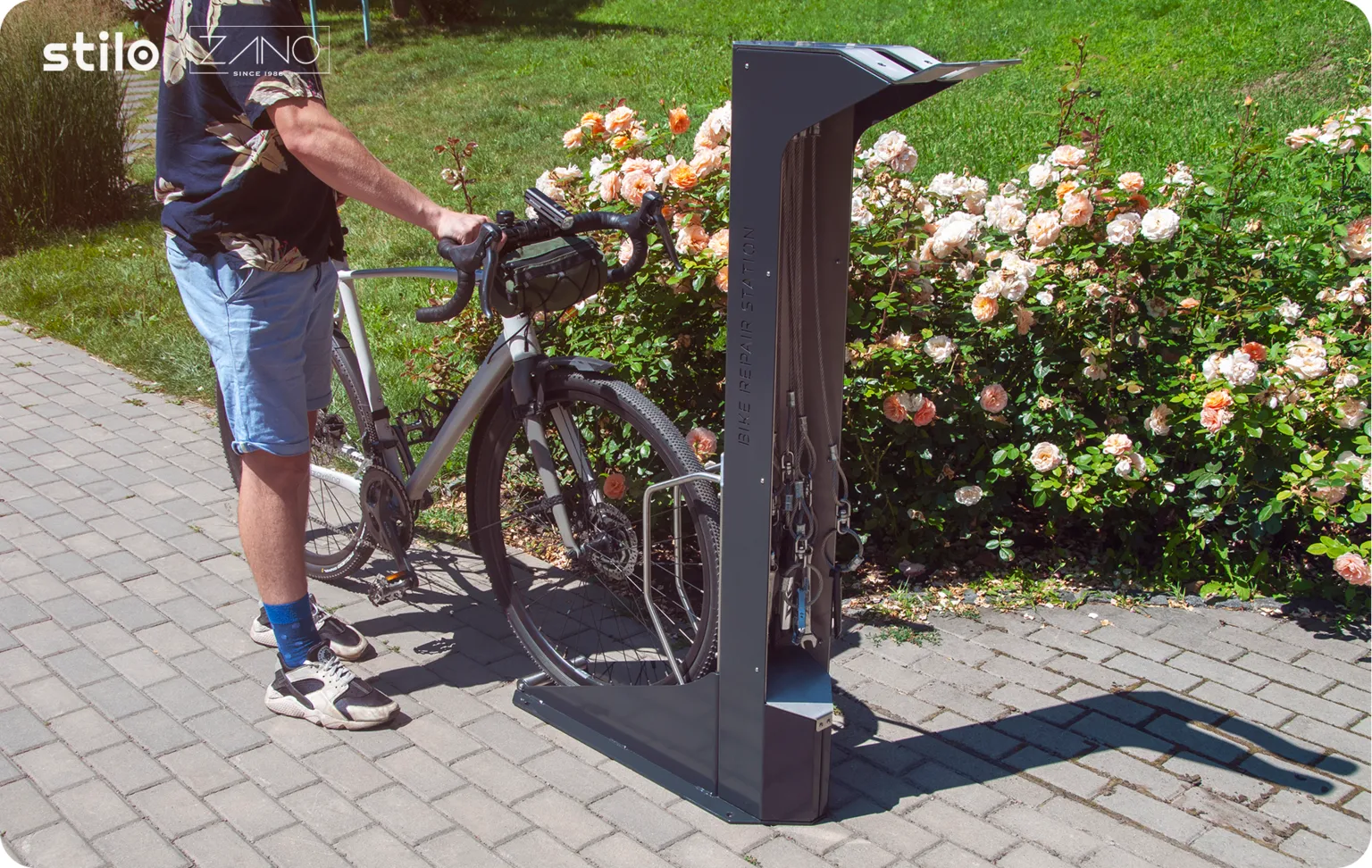 Mūsdienīgi izstrādāta velosipēdu remonta stacija