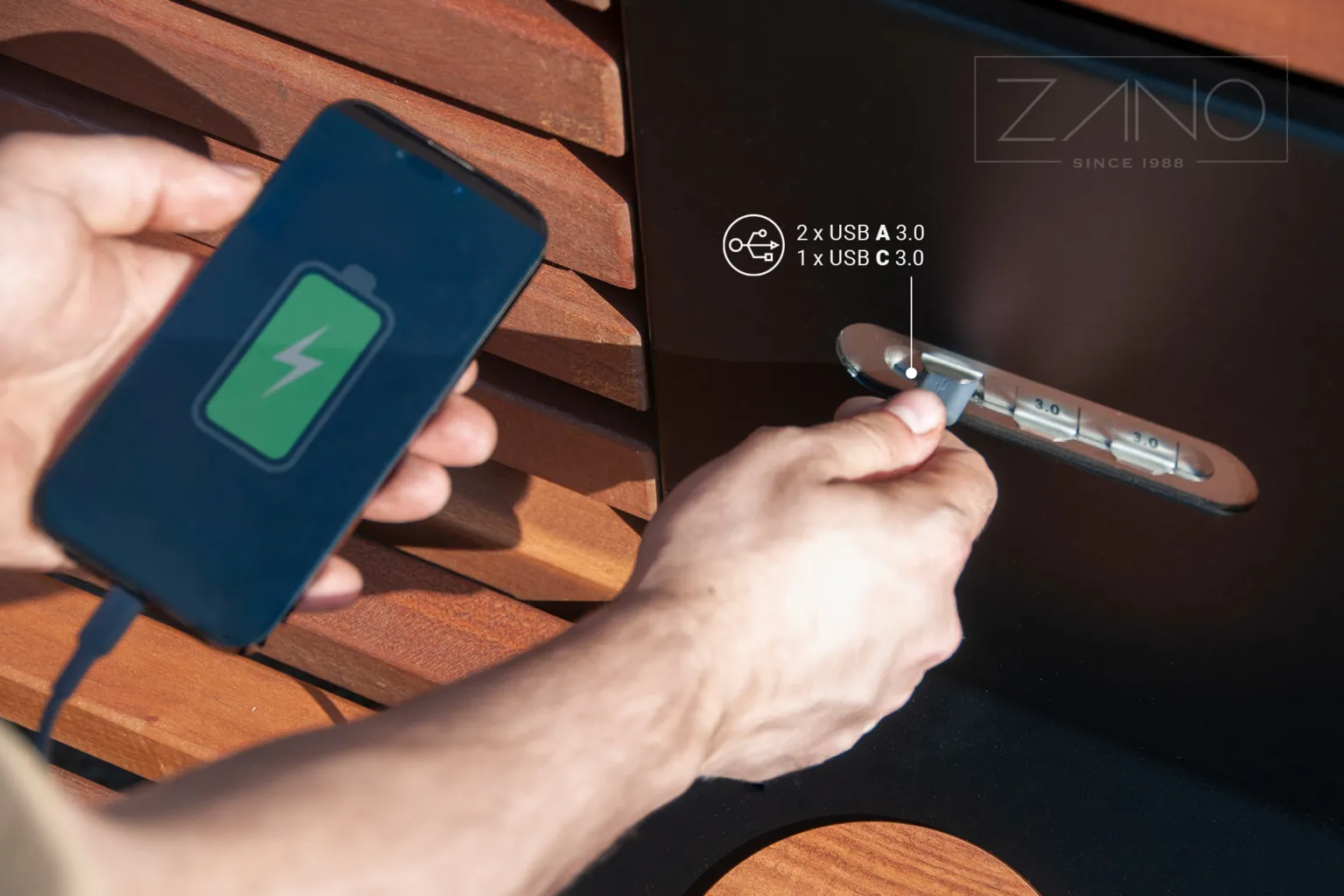 Saules enerģijas sols „Flash“ – 3 USB uzlādes pieslēgvietas