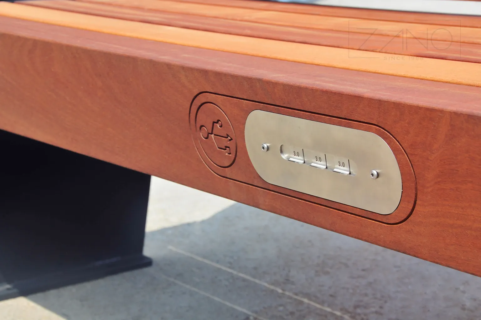 pilsētas solis ar USB pieslēgvietām