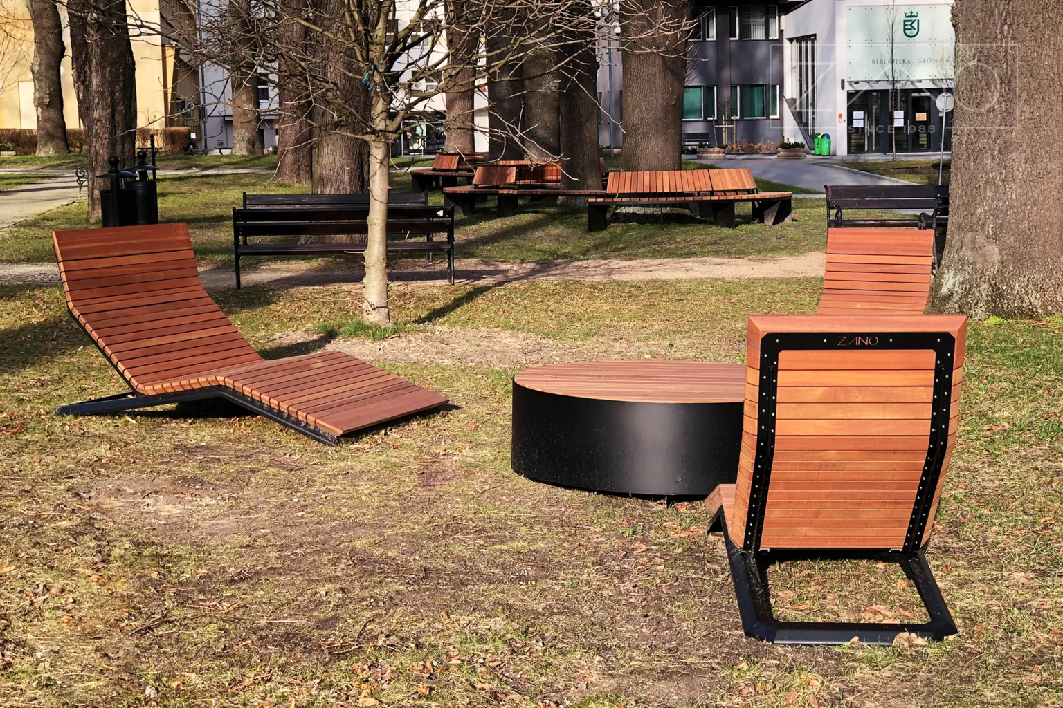 Pilsētas telpa tiek aprīkota ar moderniem atpūtas krēsliem un soliņiem