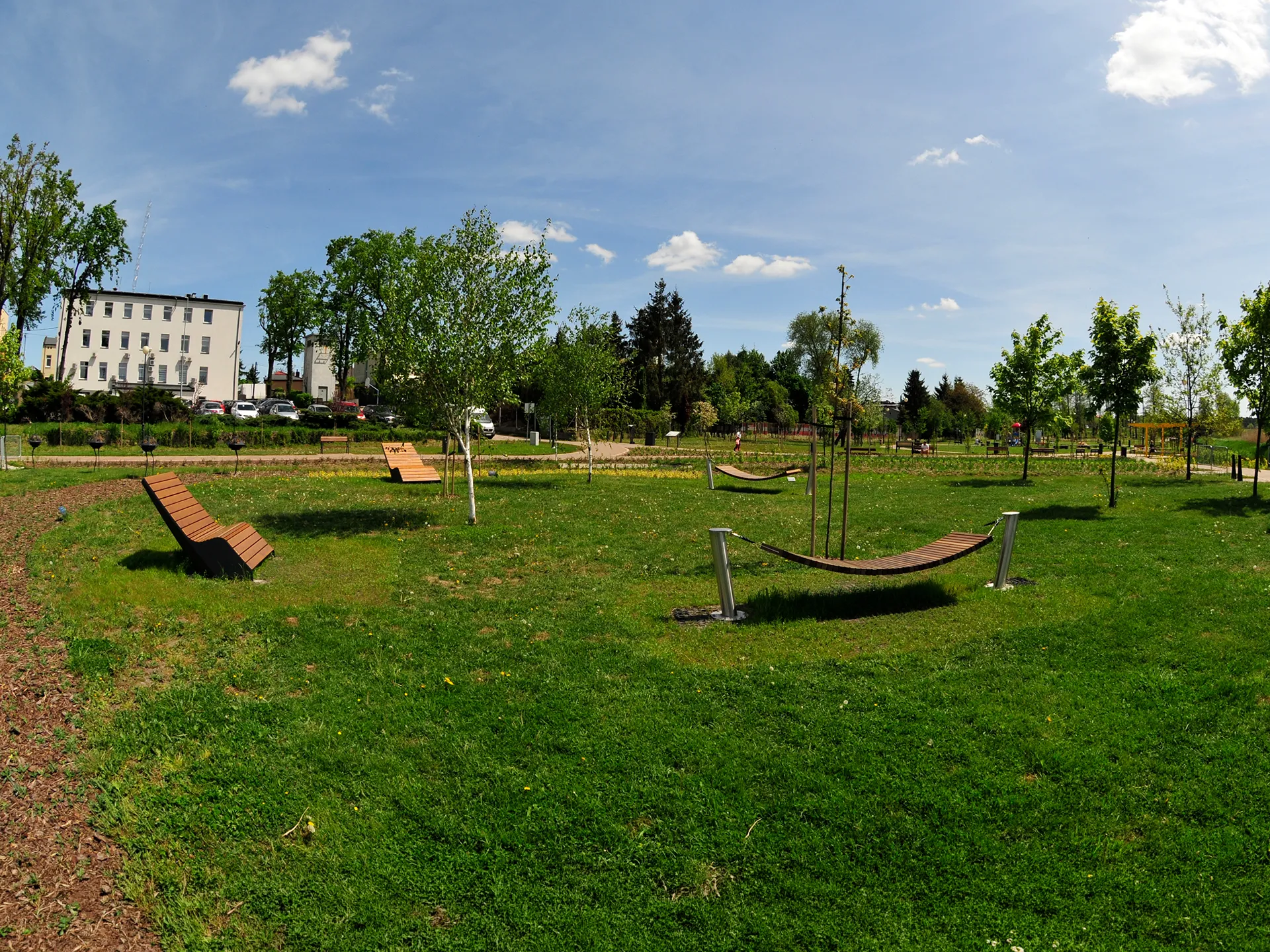 šūpuļtīkli un atpūtas krēsli pilsētas parkā