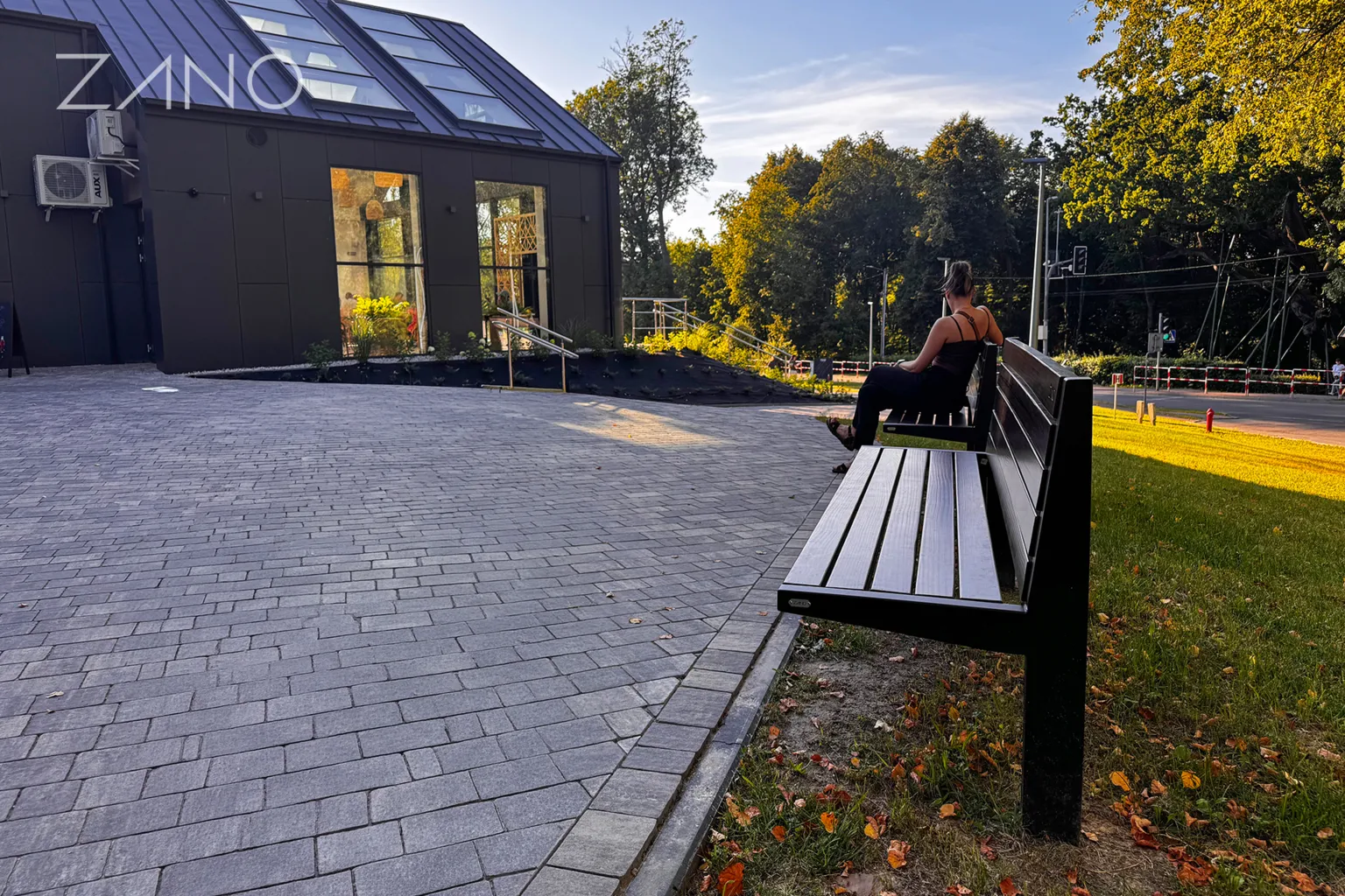 „Amicus“ soliņi ar atzveltni parkā