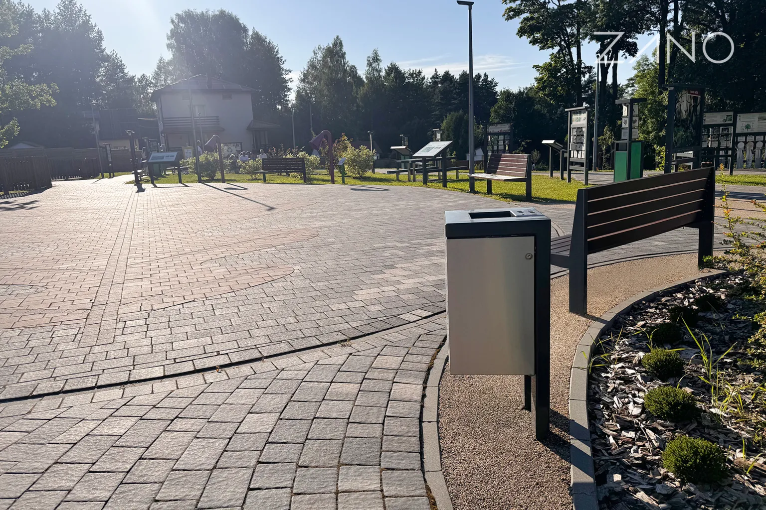Cubus atkritumu tvertne un „Amicus“ soliņš rotaļu laukumā