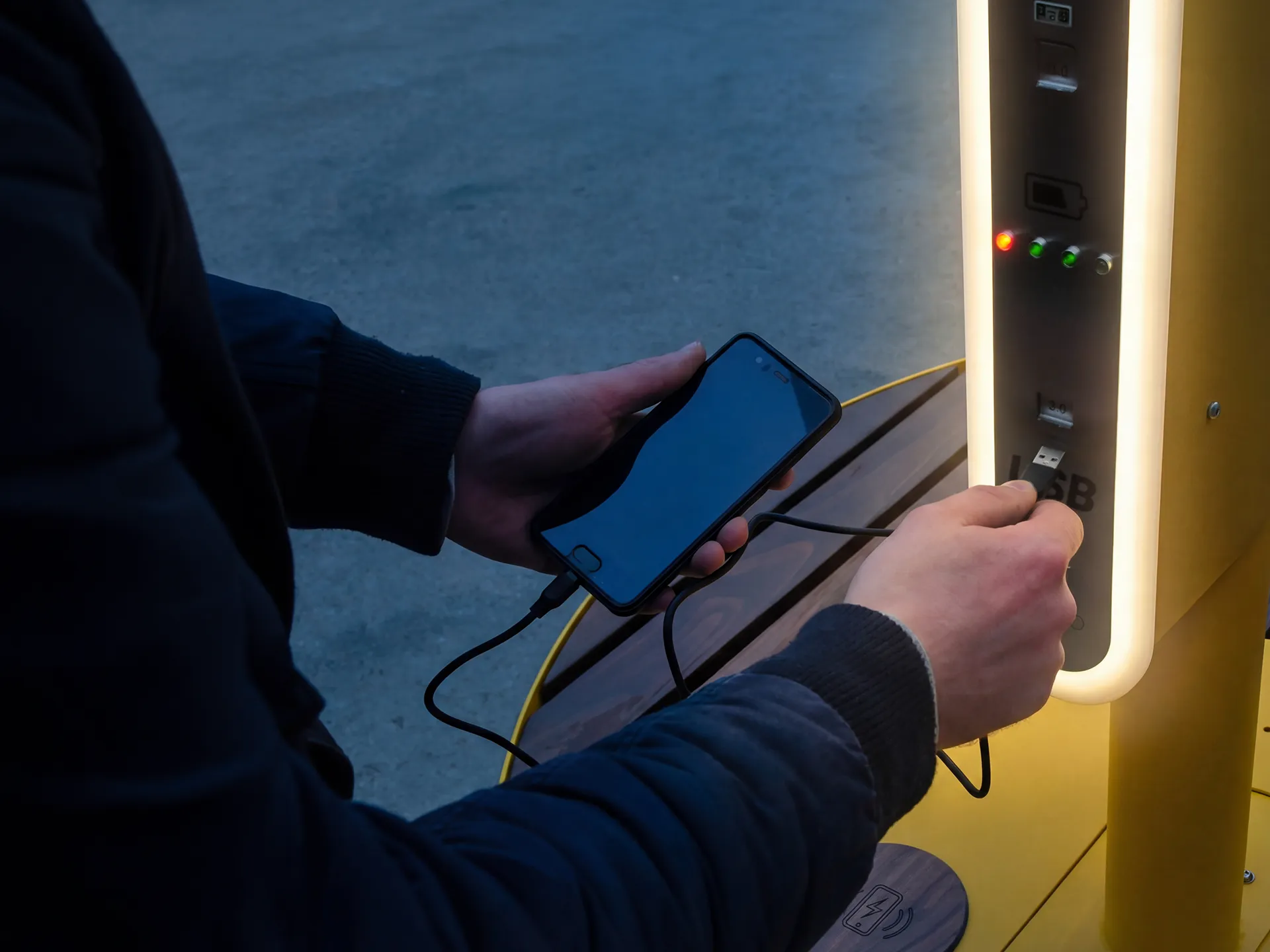 pilsētas saules stacijas – neatkarīgs enerģijas avots sabiedriskajā telpā