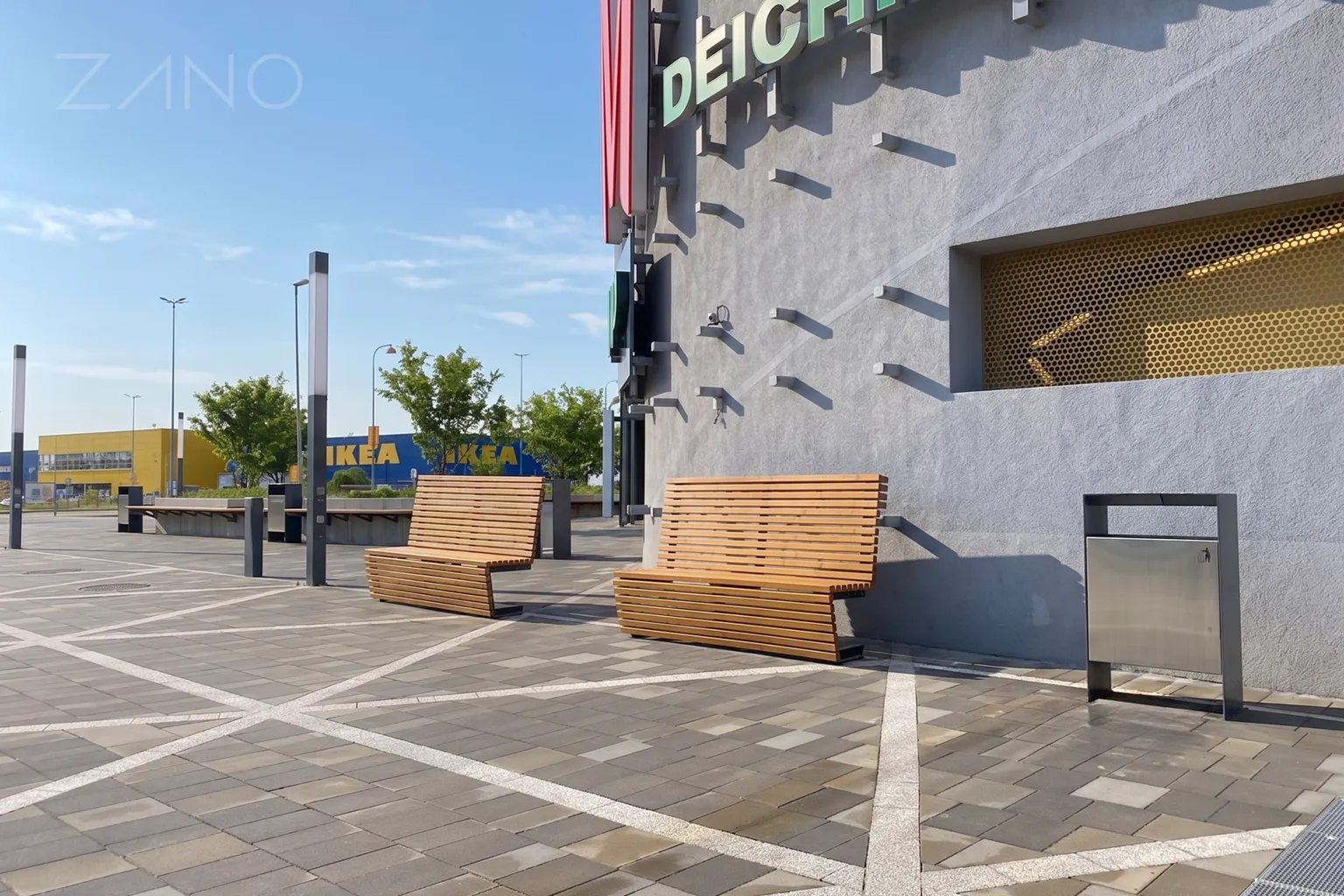 Modernās pilsētas soliņi „Flash” ar tērauda atkritumu tvertnēm pie „Galeria Bronowice” Krakovā