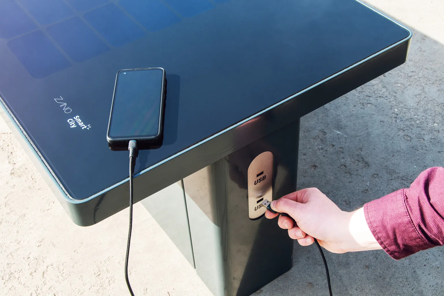 Mūsdienīga „Solarna” saules solis ar lādētāju
