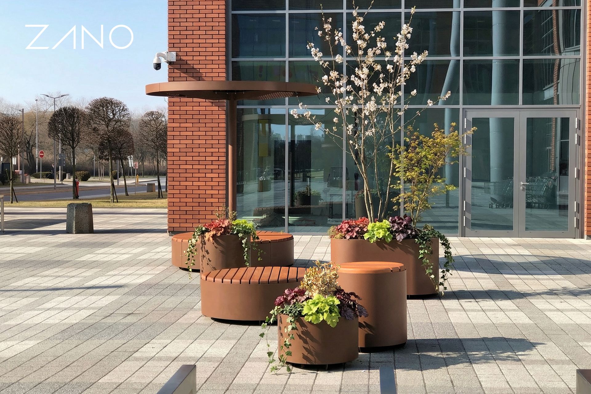 Modernas pilsētas soliņš un puķu pods no Zano Universe kolekcijas Universe kolekcija – Zano pilsētas mēbeles