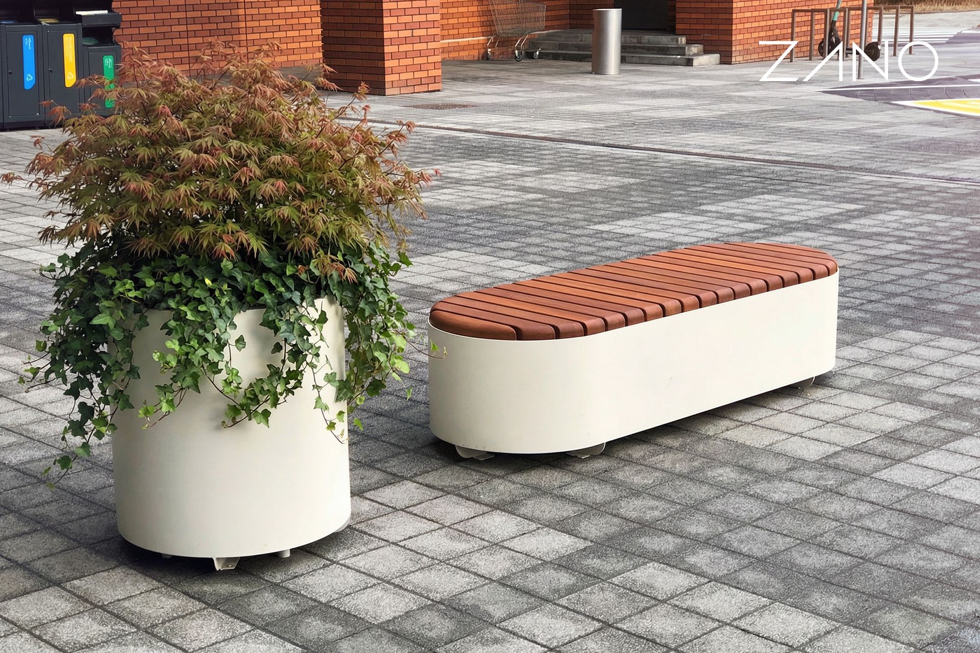 Augsts āra puķu pods krūmiem, zālei un ziediem. Augsts āra puķu pods krūmiem, zālei un ziediem.