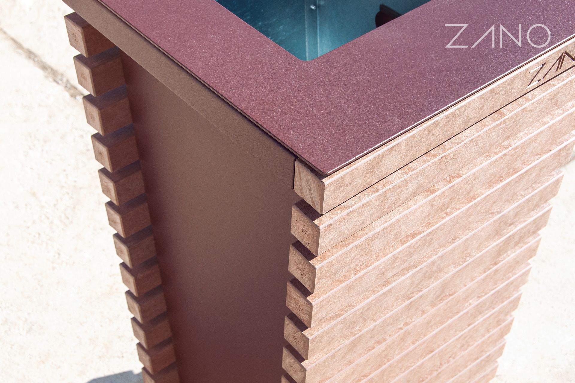 Metāla atkritumu tvertne Tiger drylack Rusty Iron un Ekodeska no pārstrādāta plastmasas materiāla