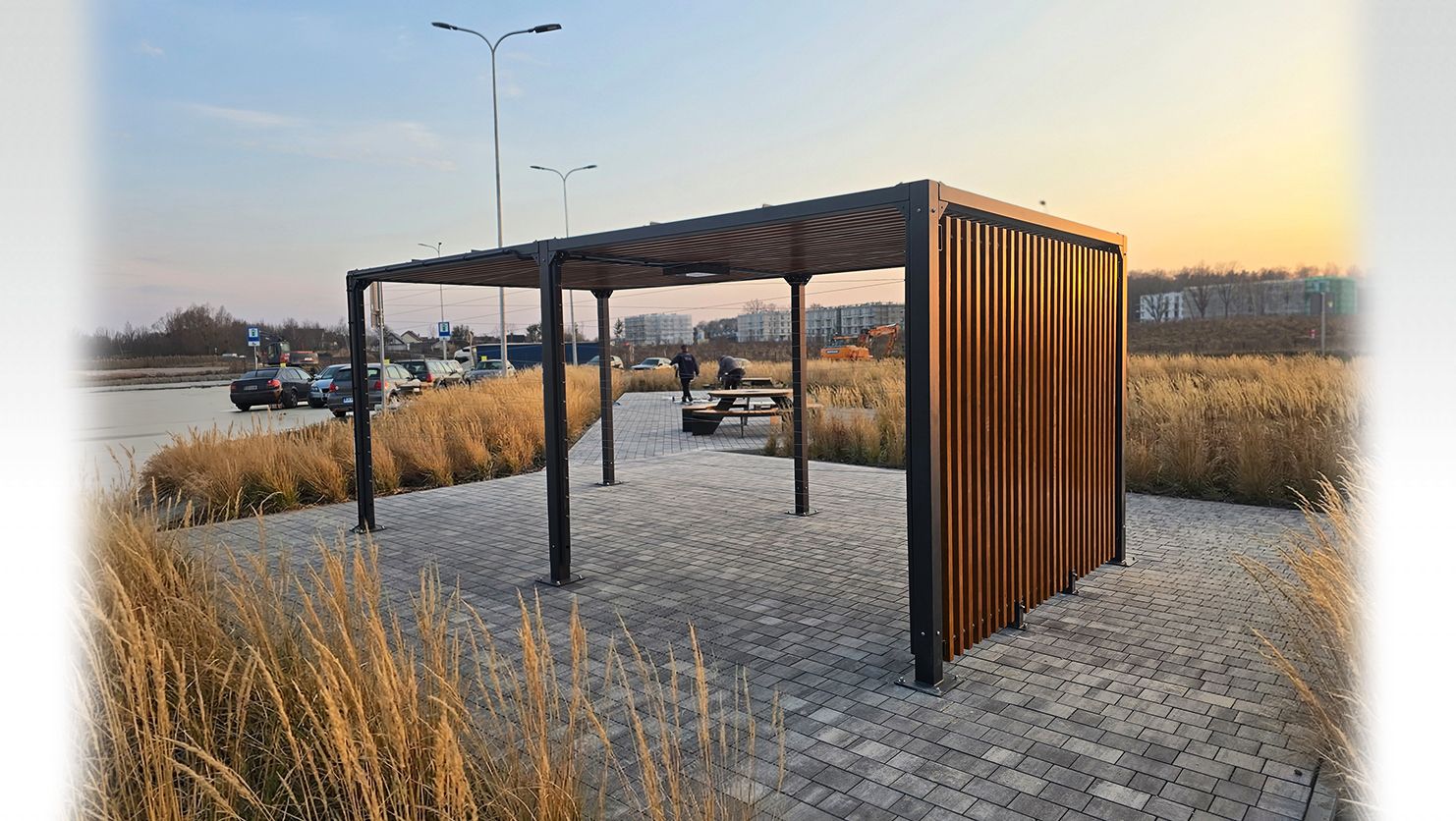 Pergolas ar jumtu pret sauli