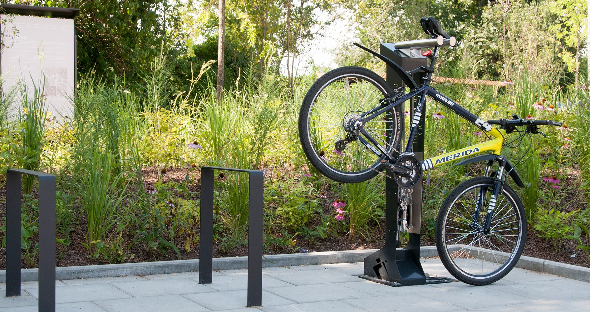 Oglekļa tērauda velosipēdu remonta stacija ar nerūsējošā tērauda sastāvdaļām