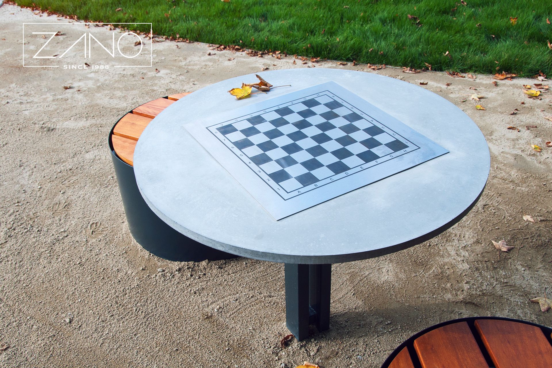 Betona galds ar nerūsējošā tērauda šaha galdu