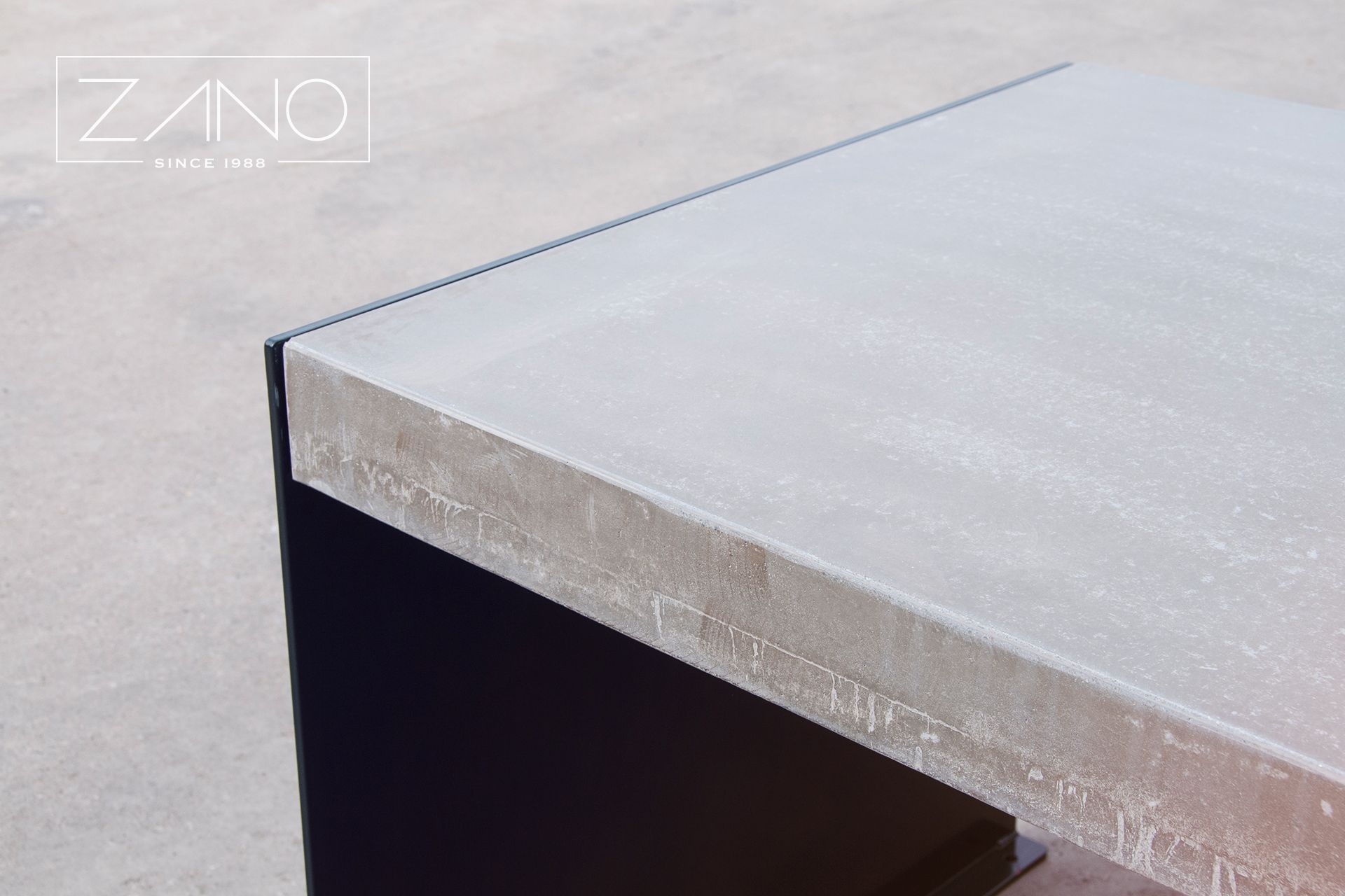 Āra betona galds
